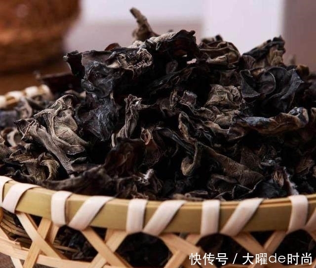 黑木耳|这5种食物虽然长得丑,女人每天吃一点,排出毒素更显年轻态