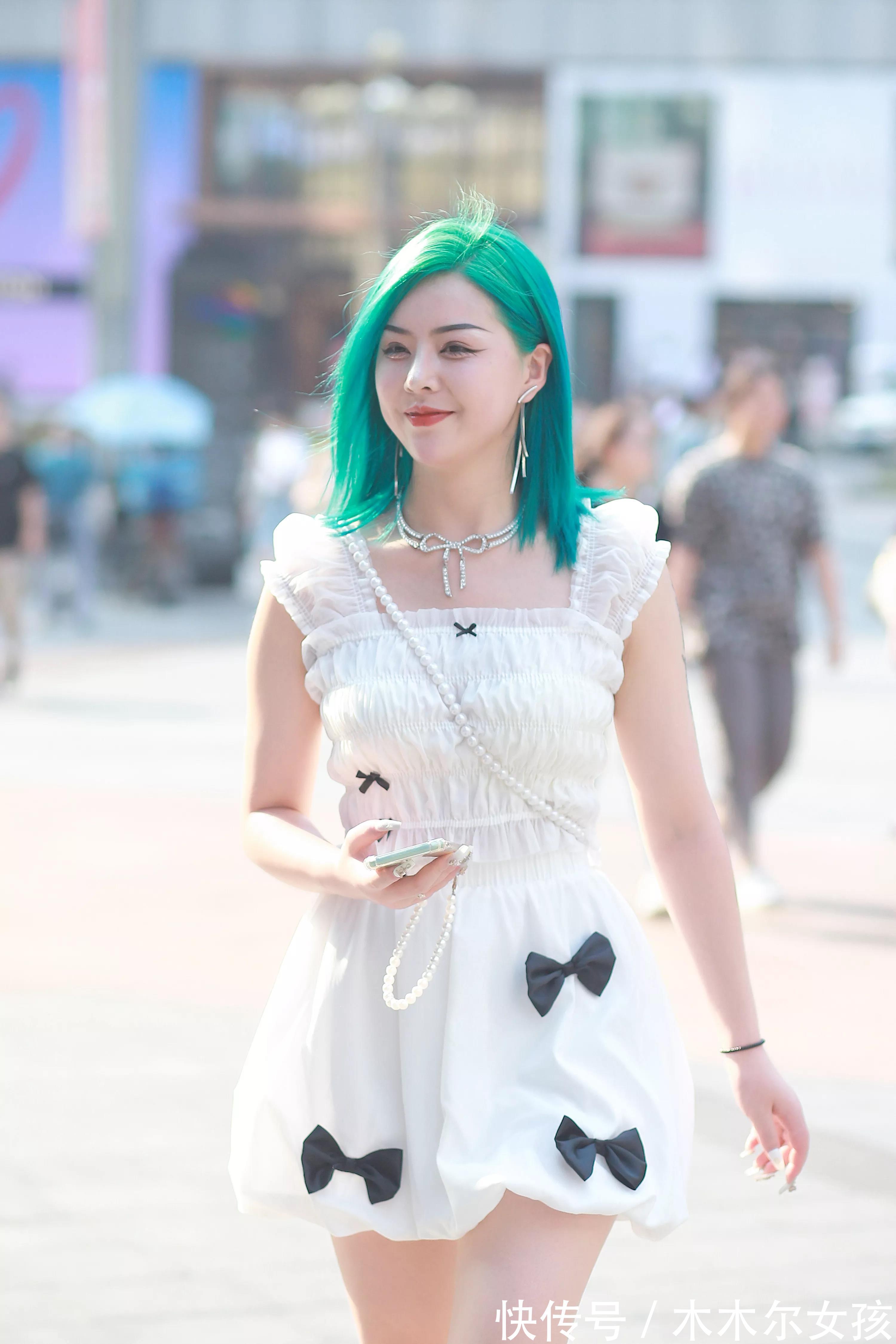 泡泡|时髦女生就是会穿搭，网纱吊带衫配泡泡短裙，优雅美丽又个性十足