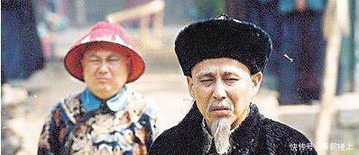 碑上面|康熙拜孔子跪一半停下了,大臣挡住墓碑上的一个字,康熙立刻跪下!