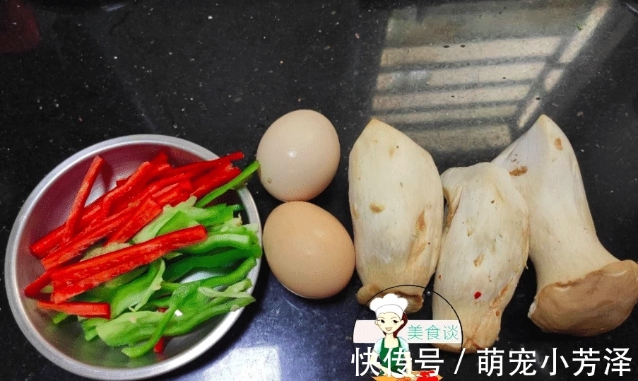 老少皆宜|这三样食材一起炒,不放肉也很鲜,难怪儿子爱吃,做法简单还营养