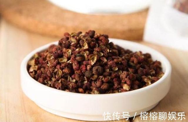 不管炖什么鱼，都别放“它”，不然腥味锁在鱼里，汤浑浊又难喝