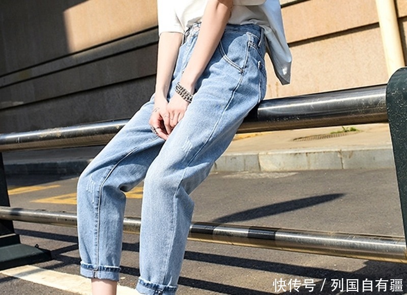 懒闺蜜自从有了牛仔裤,再也没有搭配烦恼了,尽显青春靓丽感!