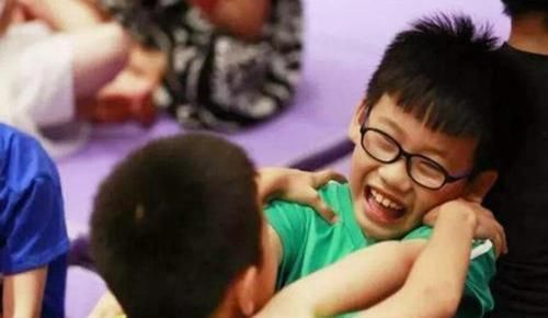 气鬼|“小气鬼”从小就能看出来,多半出于四种家庭,别全怪孩子