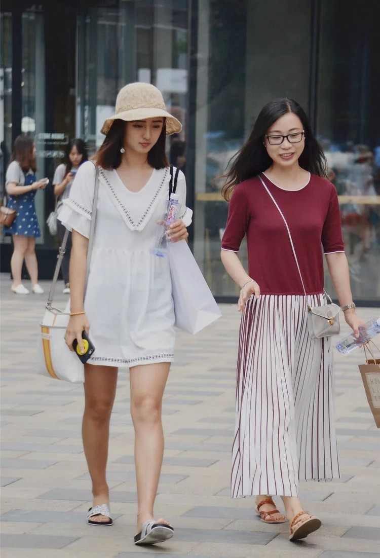 紧身裤 气质魅力美女,身穿蓝色牛仔裤,演绎出美丽的腿线