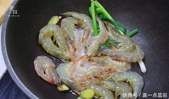 大虾,用水煮还是蒸都不对,渔民教你一招,虾肉不柴,特鲜香!