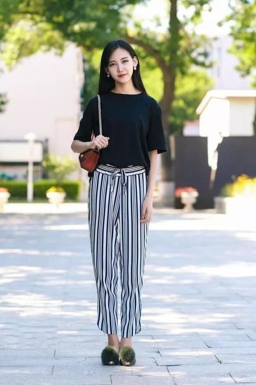 简洁舒适的裤装气质感十足，让你拥有最棒的街头时尚风