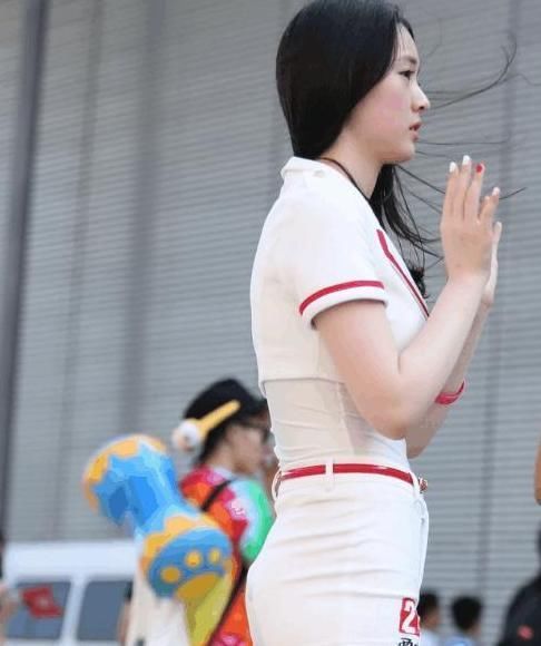 街拍小姐姐紧身短裤很薄,夏季搭配凉爽透气