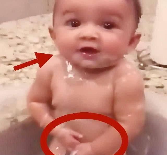 父母|宝宝洗澡时有人闯入,宝宝赶紧捂住下身,网友一副被轻薄的样子