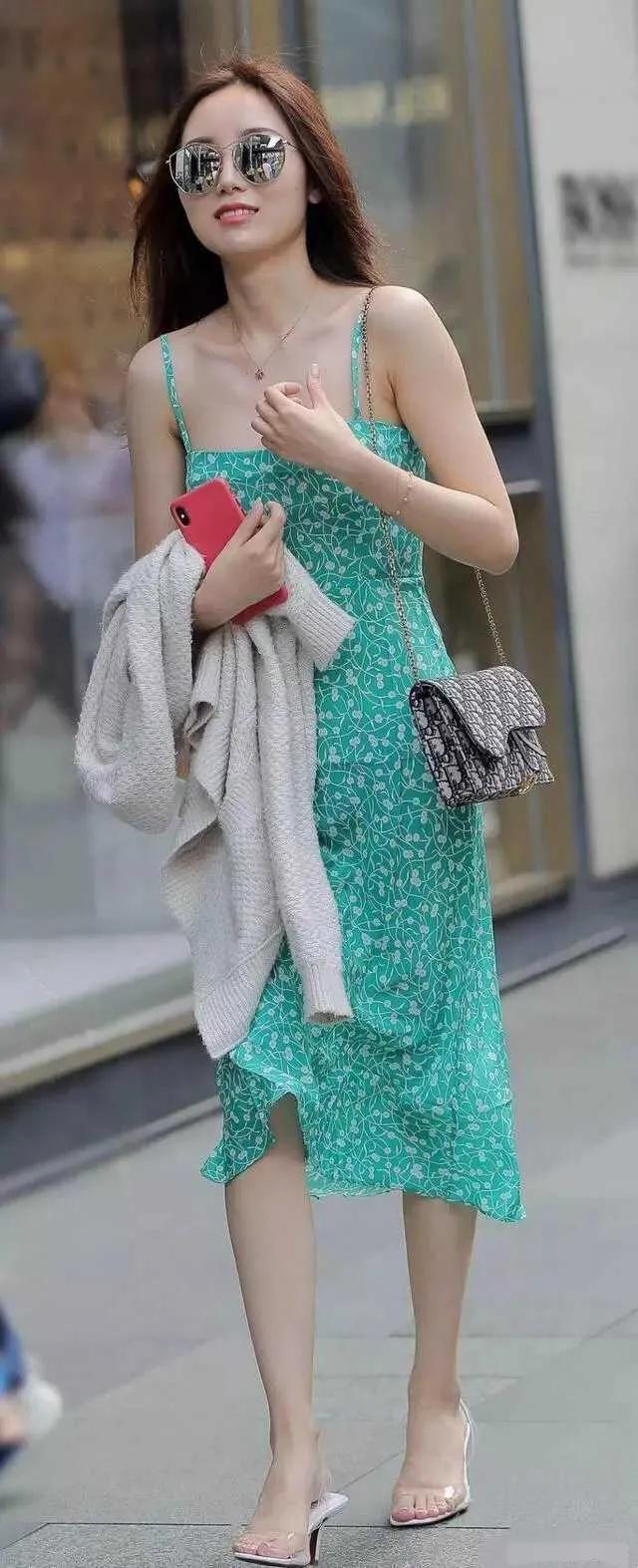 高跟凉鞋 难道今年流行透明高跟凉鞋吗30位美女穿出了简约而不简单的效果