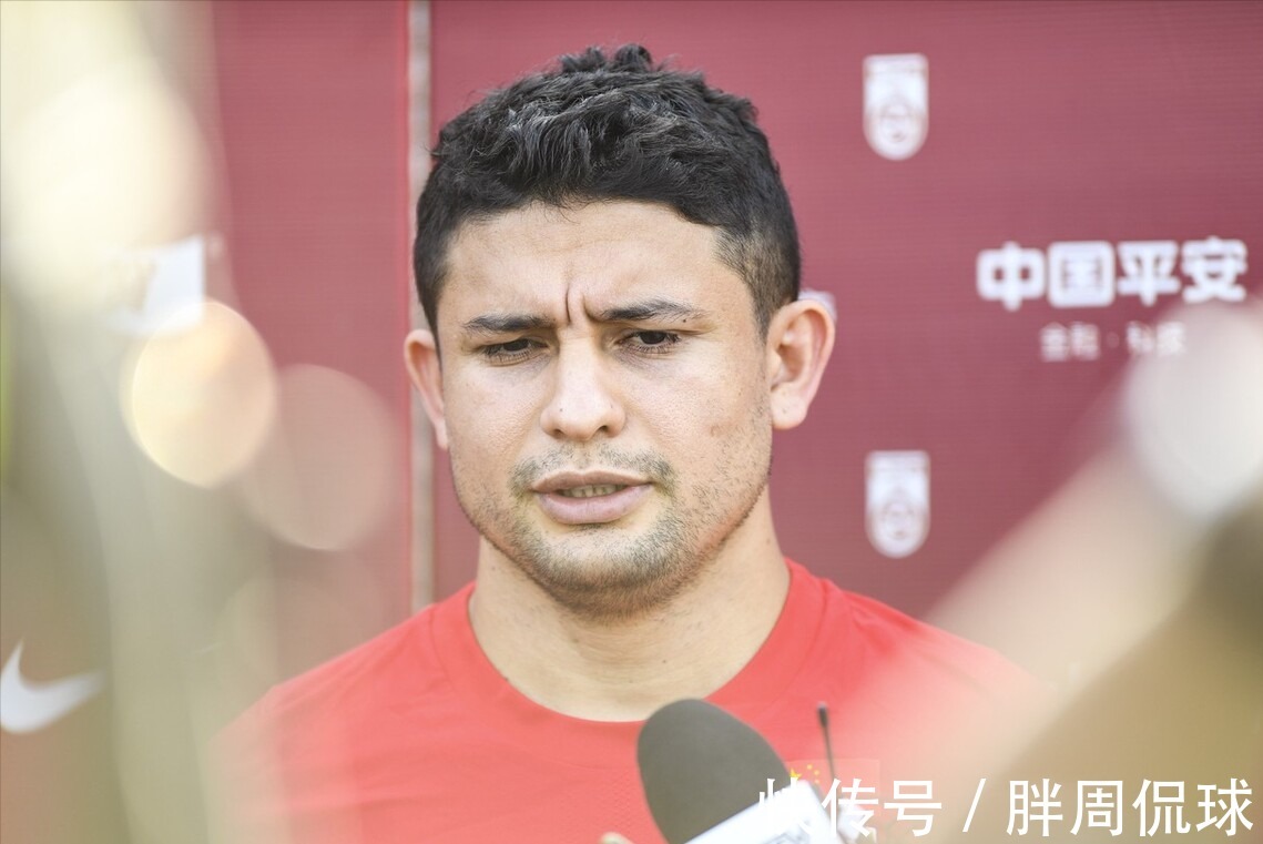 费南多|艾克森拒绝为国足出战,李霄鹏高情商回击,里皮爱徒后悔也晚了