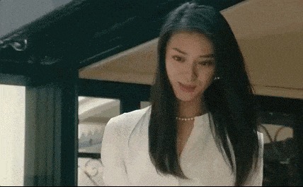 |搞笑GIF：大妹子，你到底是要上去呢，还是要下来啊