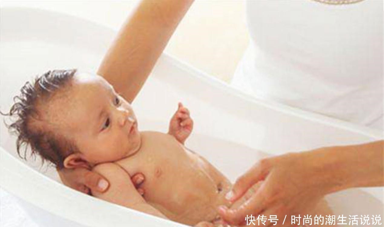 纸巾|宝宝拉完臭臭后,第一步该用水冲还是纸巾擦半数父母都做错了