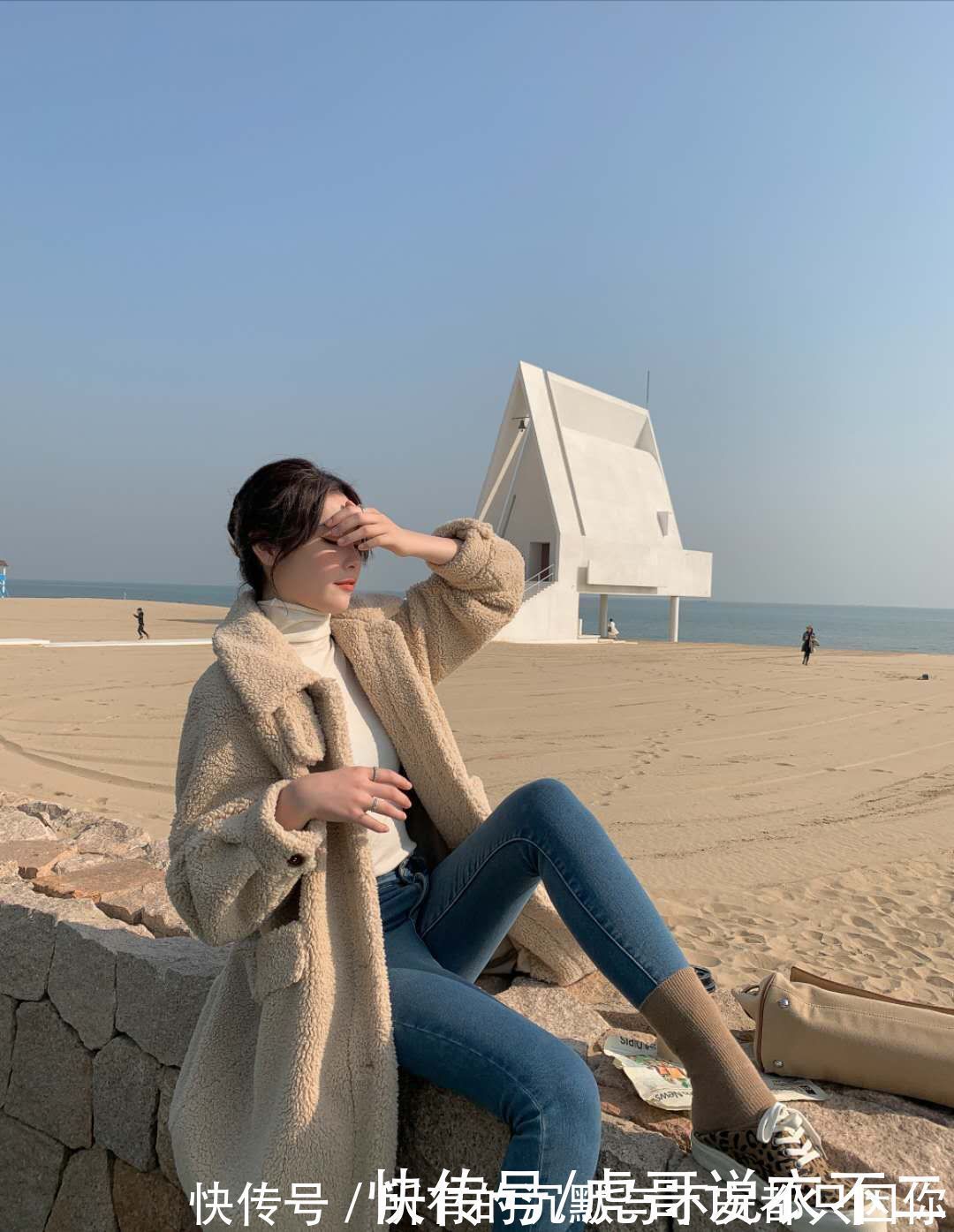 外套|今年超级流行的羊羔毛大衣,这样穿才不会显“臃肿”,快学起来吧