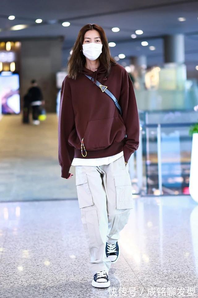 刘雯|刘雯不愧是超模天花板!卫衣搭配工装裤减龄又洒脱,简单却很高级