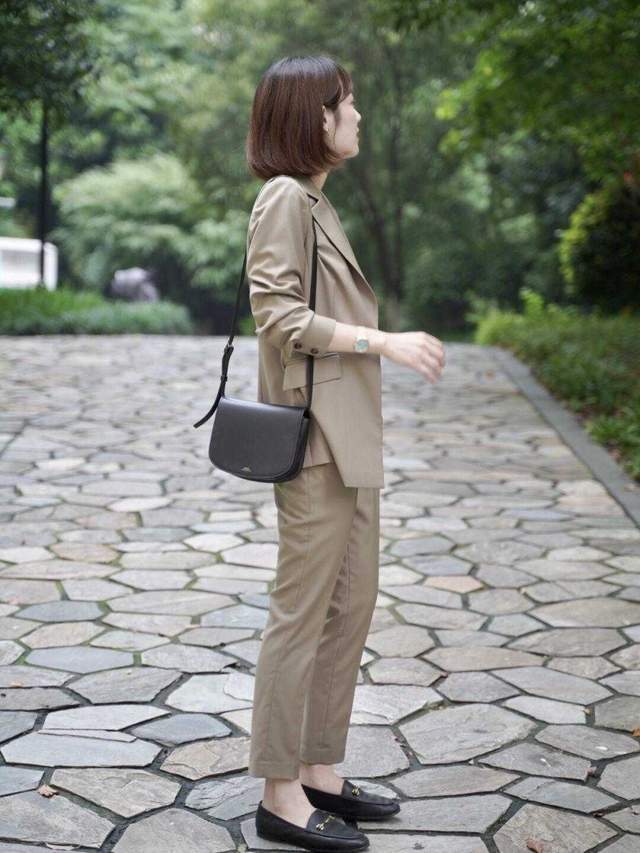 小个子|扔掉紧身裤吧!今年流行这几款,小个子初秋可以这样穿,百搭舒适