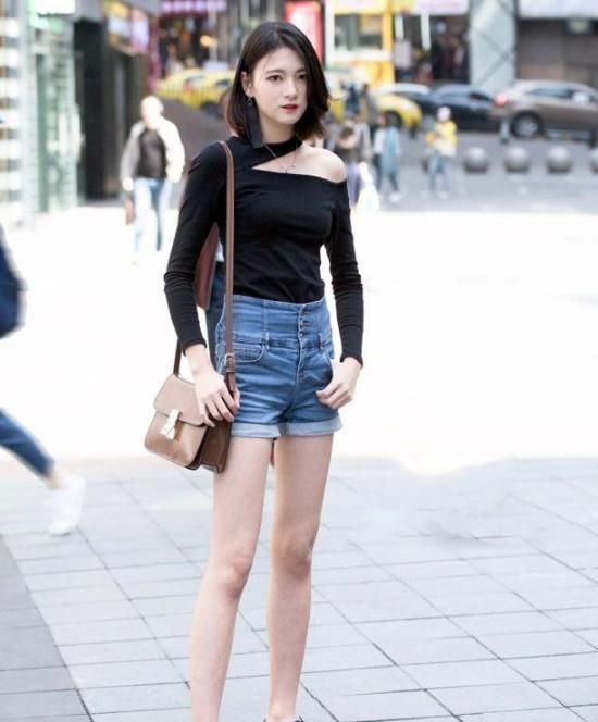 街拍：浅绿吊带配热裤，美腿配高跟，尽显小美女时尚风采