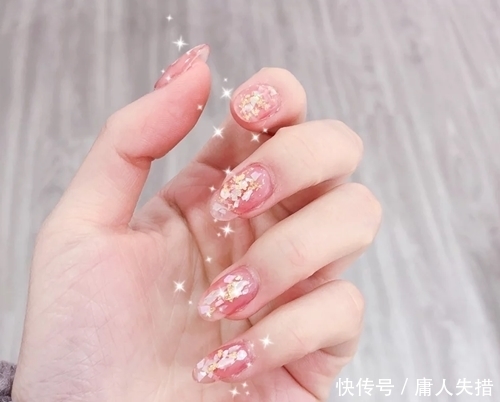 还在做新年美甲？温柔春季美甲上映，每款都仙气十足，美腻