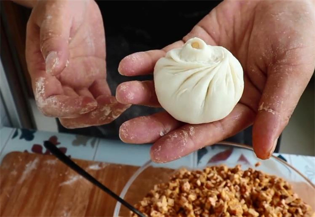 技巧|蒸包子,切记不可直接上锅蒸,3个小技巧,包子鲜嫩好吃,不塌陷