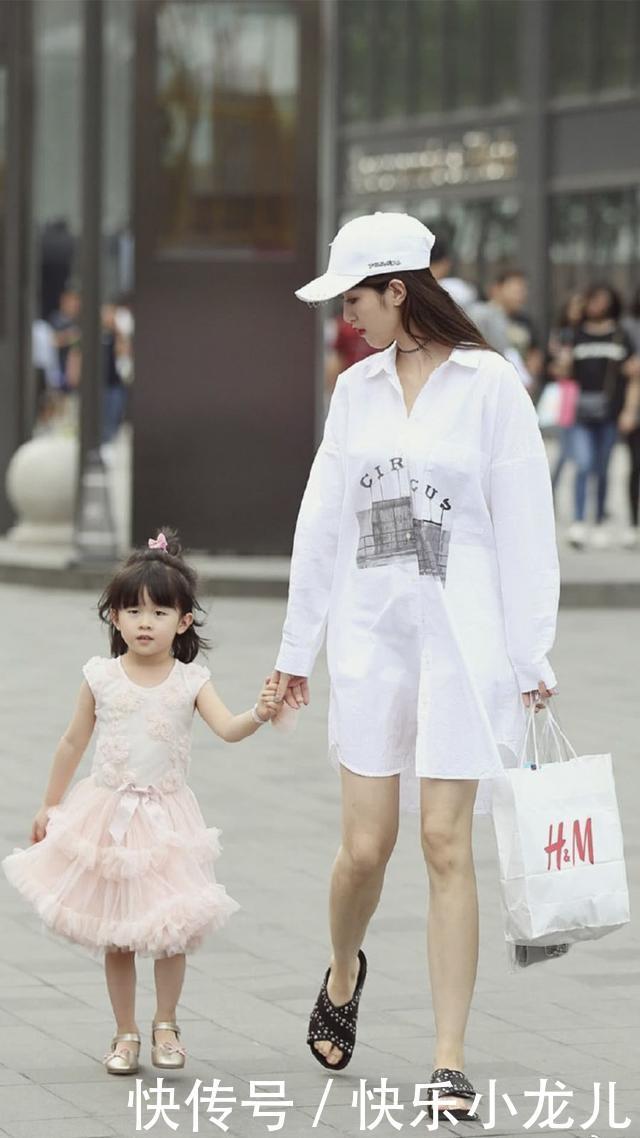 带孩子逛街的时尚辣妈,一点都看不出是位宝妈呢