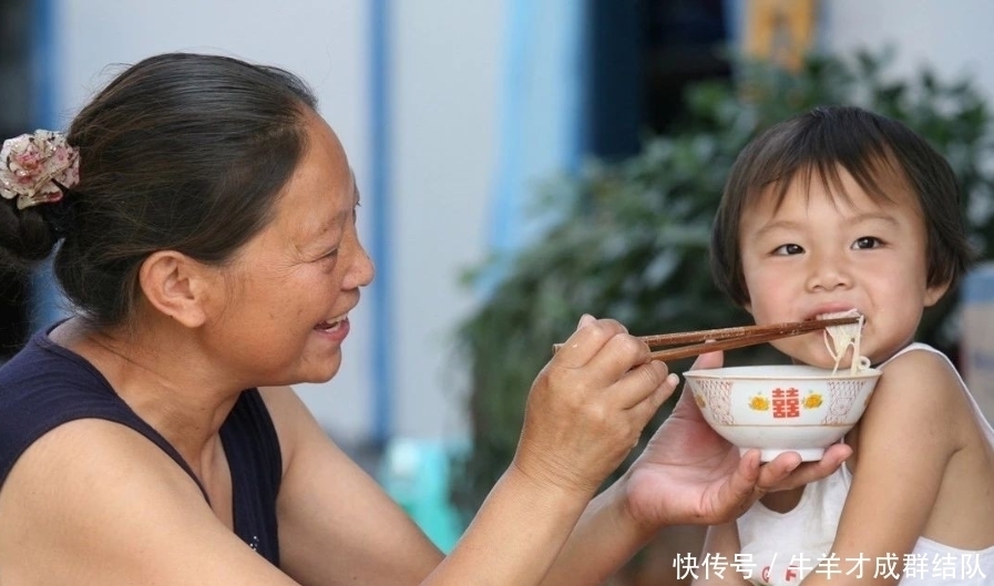 喂养|孩子积食不消化，少进食可治标不治本，疏通消化才是关键