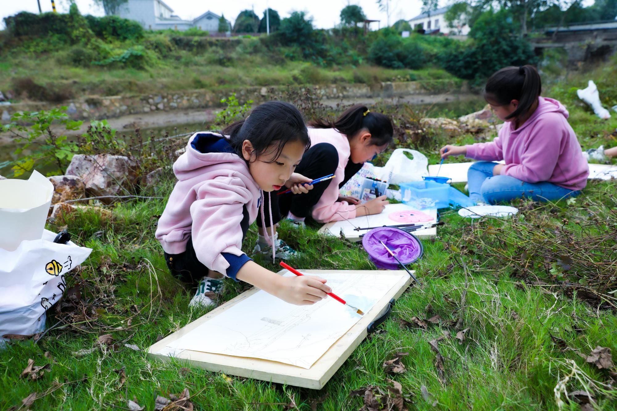 农村小学怎么“双减”?这所学校把课堂搬进了山林田野间