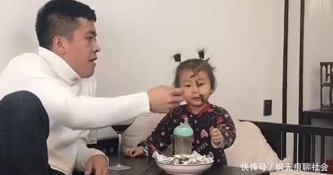 撸串儿|“飘了父女”狂嗨式聚餐走红,一个喝最纯的奶,一个干最烈的酒