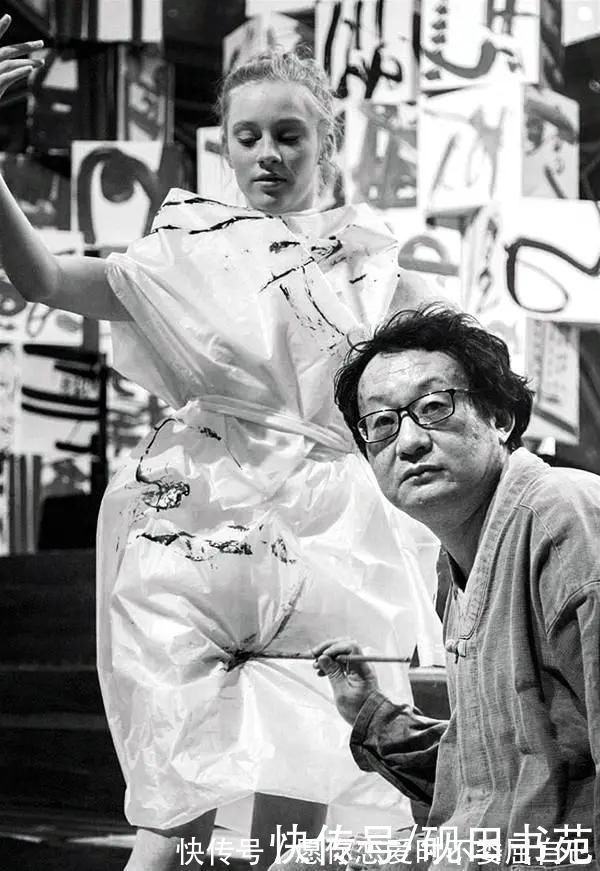 美的@美院教授大秀“人体书法”,当代书法的下限在哪里?