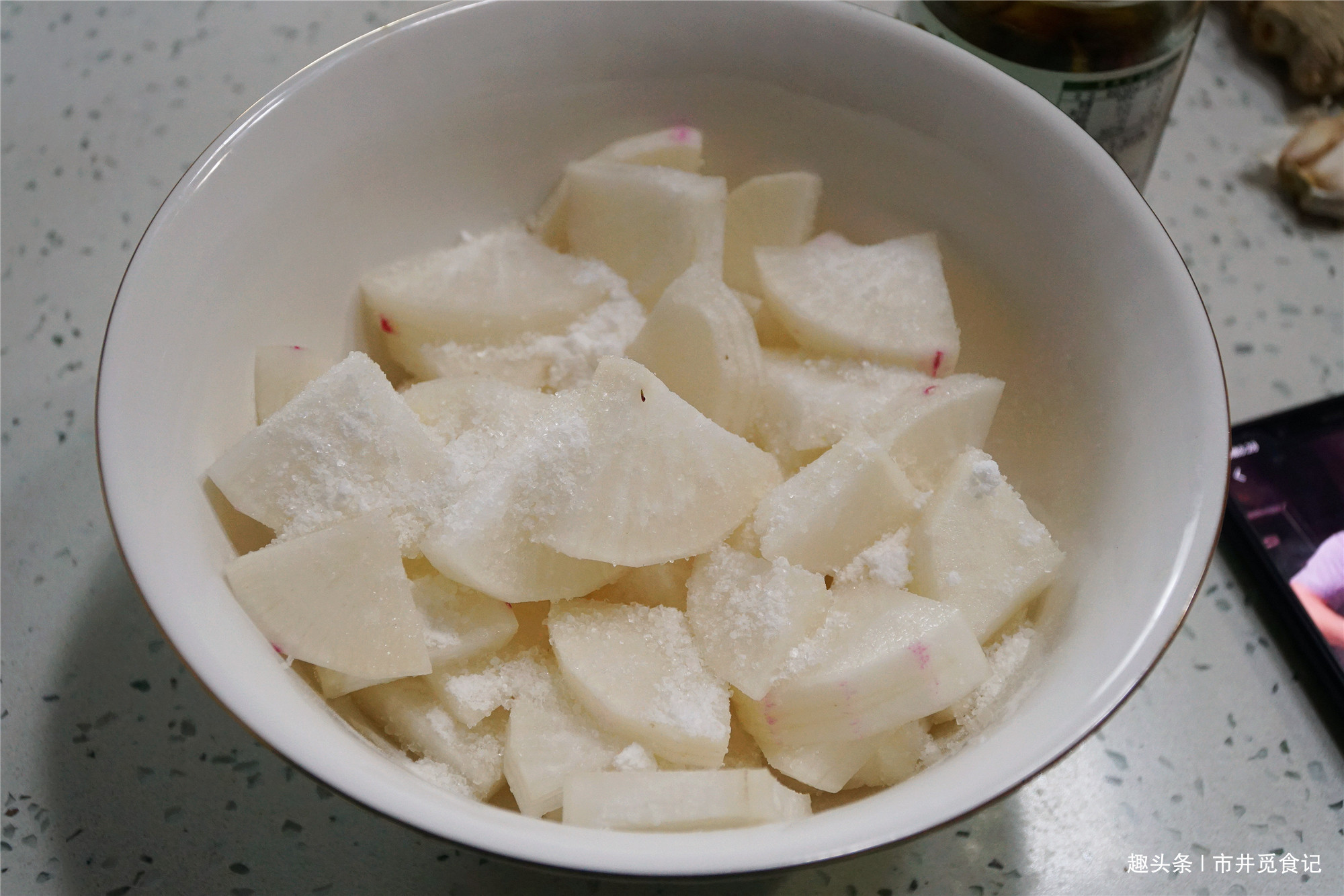 做腌萝卜，别只会加盐和酱油，分享饭店用的秘方，简单好吃嘎嘣脆