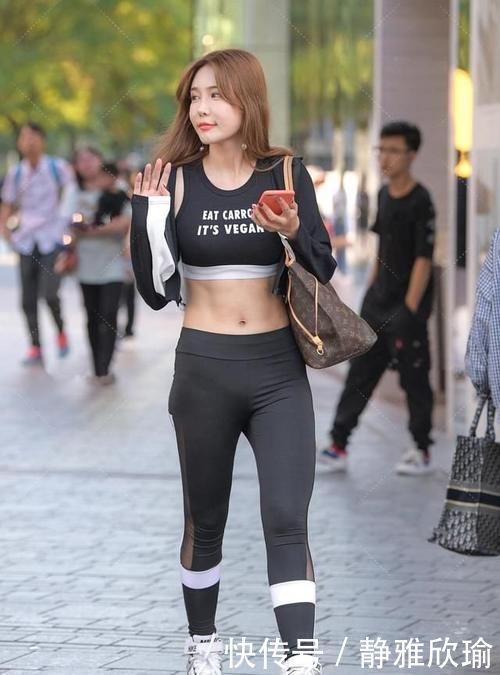 时尚穿搭:今日份瑜伽女神,别人八块腹肌她一块