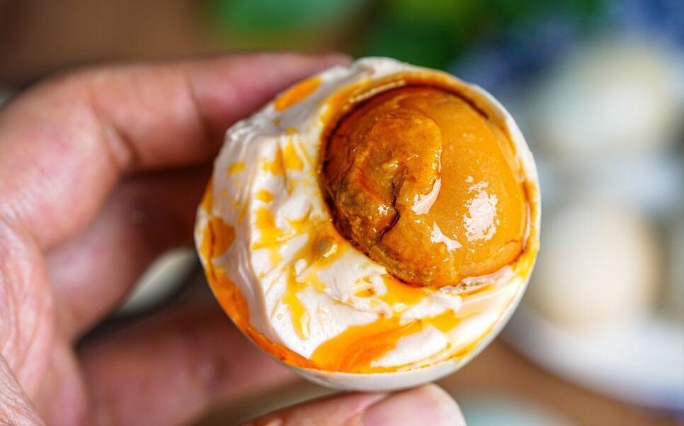 腌咸鸭蛋，不泡盐水不裹泥巴，教你一个新式腌法，个个流油起沙