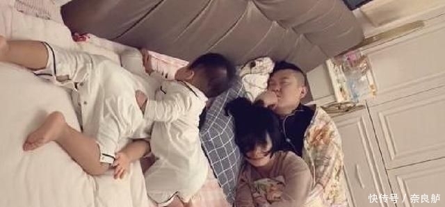 睡觉时|一家四口“睡觉照”走红,网友调侃父母是真爱,孩子是意外