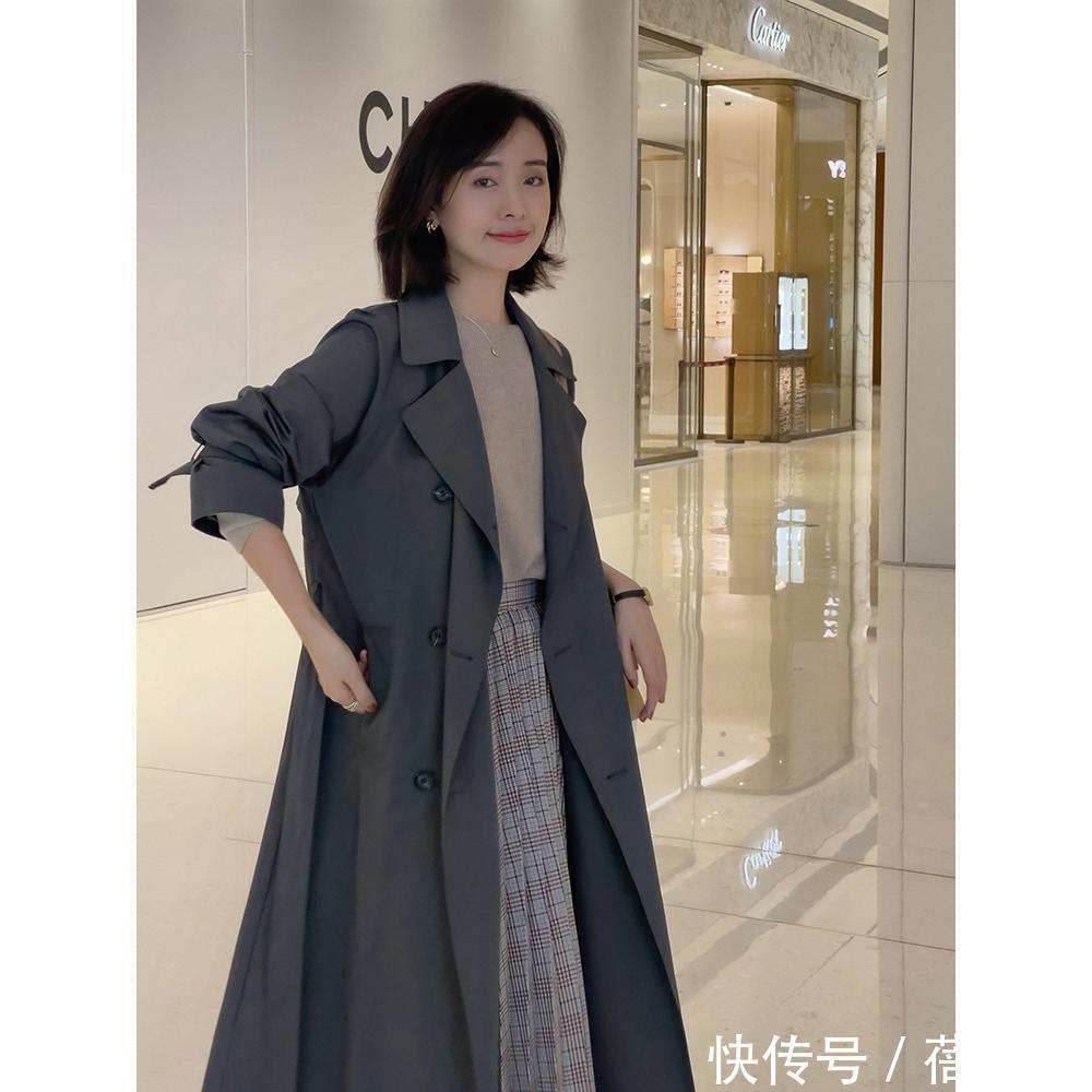 搭配|40岁女人穿风衣要“大气”,get这4个搭配重点,气质不俗反而高级