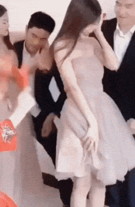 |搞笑笑话,动图:老哥,这就有点尴尬了!