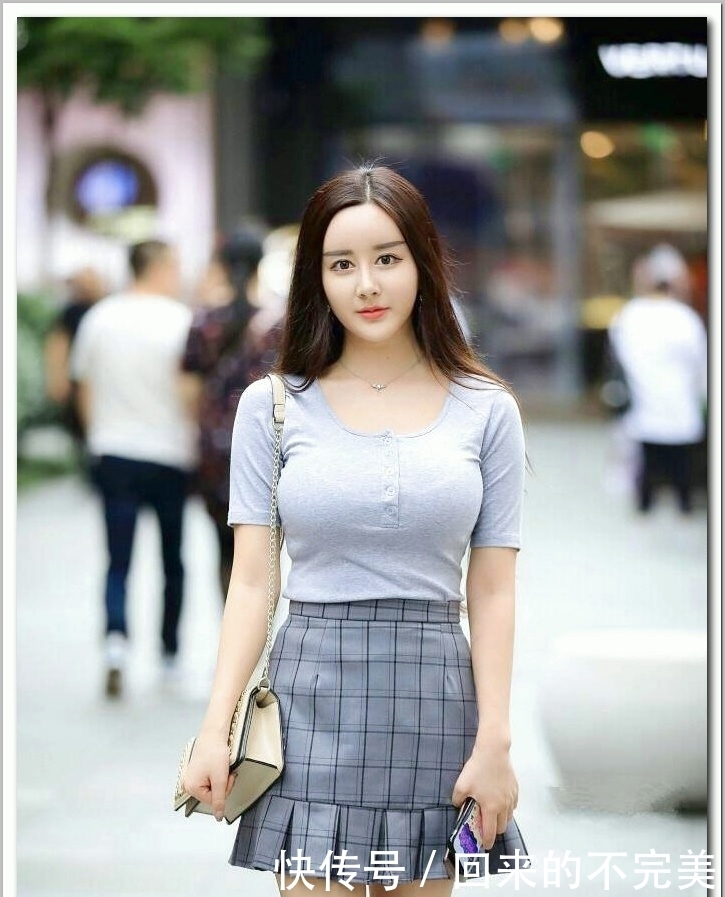 街拍:美女穿搭性感,图三时尚的紧身裙,大秀完美好身材