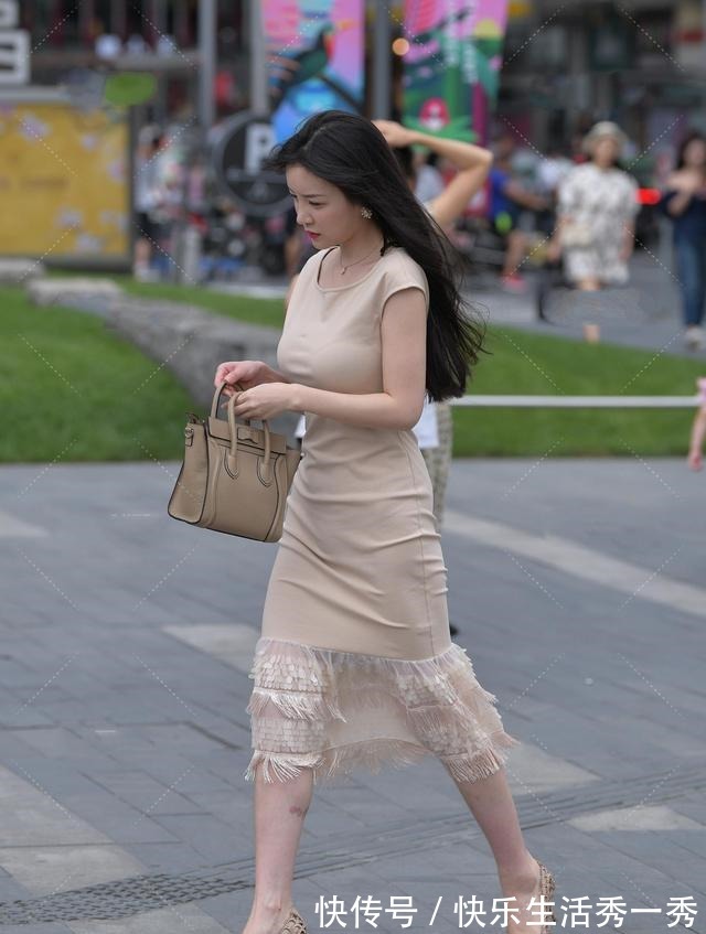 时尚 新潮而高贵，优雅大方的服装，演绎您内心的氛围！