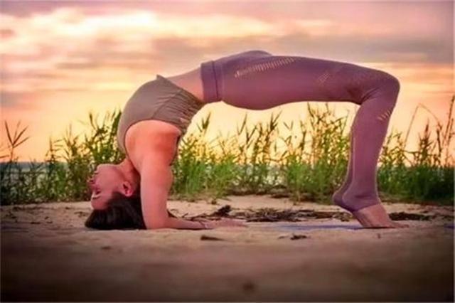 轮式|初学瑜伽轮式,采用平躺上拱练习法,既简单,又轻松,还很安全!