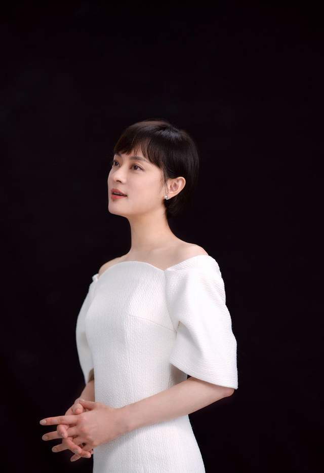 2021-06-28孙俪造型泡泡袖 发型和妆容是造型重点,染回黑色头发后又特