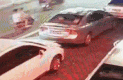 |搞笑GIF:漂亮的妹子都很有礼貌