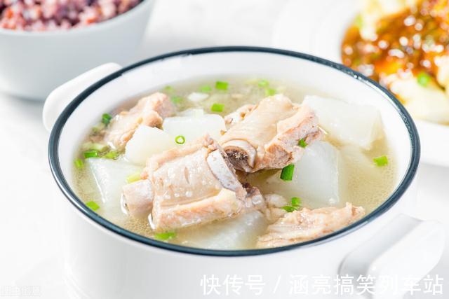 血水|炖排骨时，焯水前加1步，炖出的排骨汤，奶白醇香无腥味