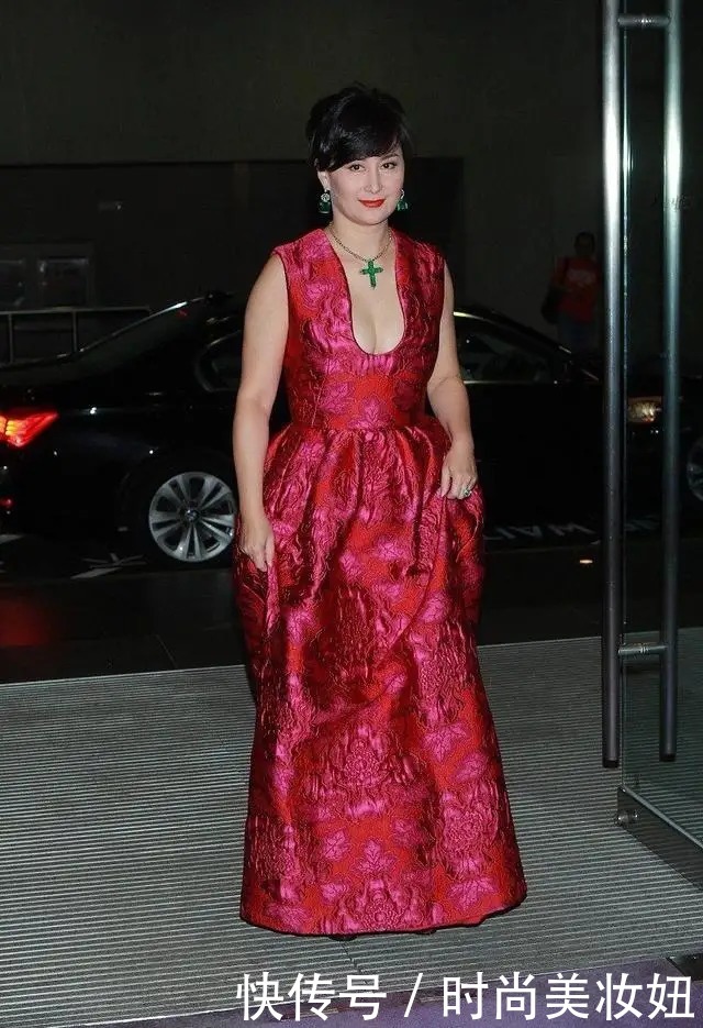 58岁何超琼真拼，穿粉色衣服和妹妹比美还要露腿，气质太惊艳了