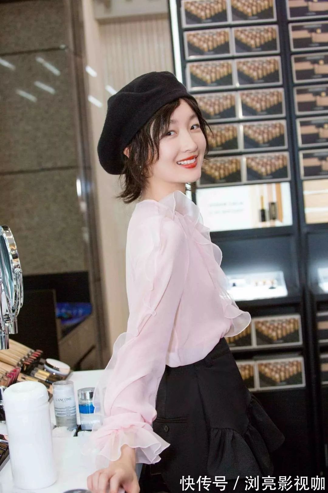 格纹贝雷帽 贝雷帽是小脸专属不,脸大的女生戴照样时髦,秋冬让你美上天