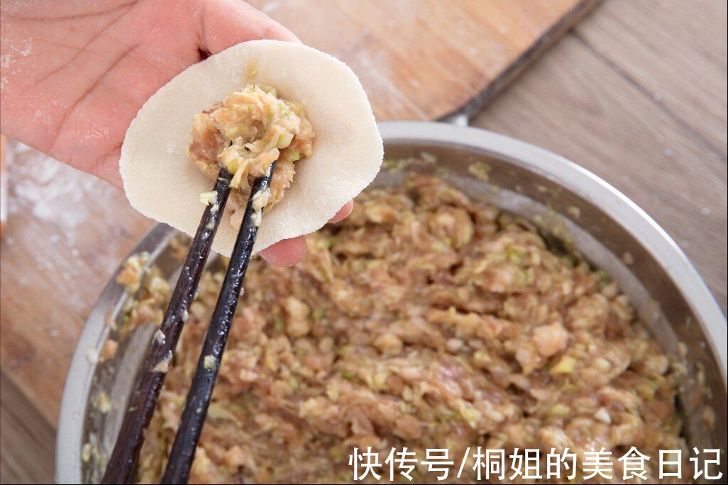 万能肉馅这样调制，多放2味料，鲜嫩多汁，饺子馄饨肉丸都适用