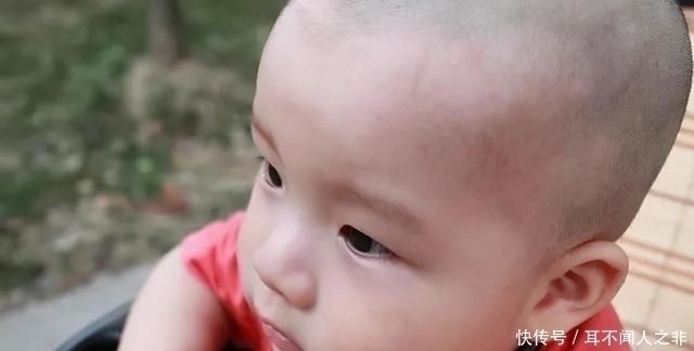 头发|抠门老爸用“漏勺剃头”火了,能省点就省点,网友:儿子眼神亮了