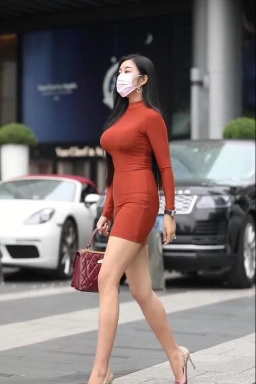 过时|不会过时的短裙造型，简约却不简单，少妇穿上尽显性感身段