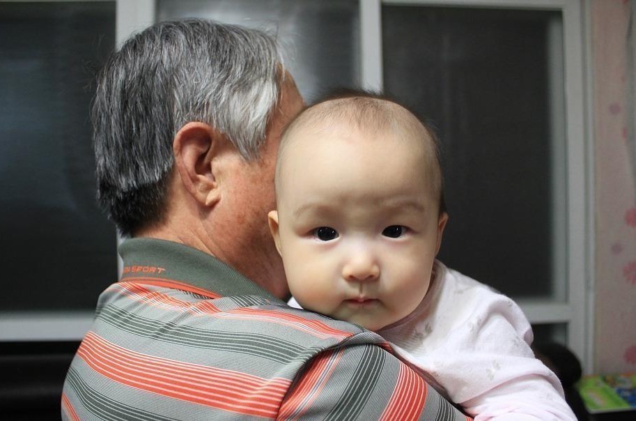 姥姥|为何姥姥大多只会帮忙带娃到三岁?退出的原因,藏着老人的智慧