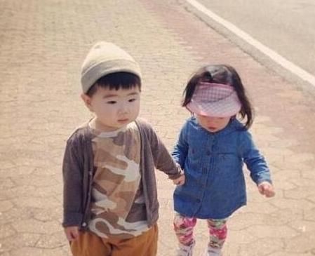 妹妹|二胎妹妹幼儿园大哭,大班哥哥来安慰,哥哥一个动作:生二胎值得