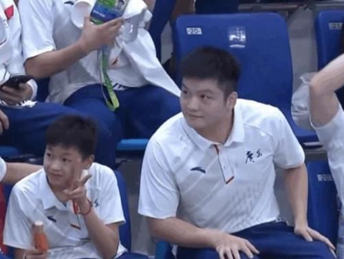 全红婵|陈艺文偷吃红姐火腿肠,全红婵找樊振东告状,气不过把皮扔给师姐