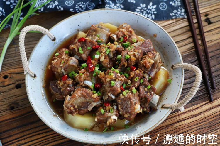 天热排骨别再炖了,教你懒人吃法,不加油不加水,出锅瞬间就吃光