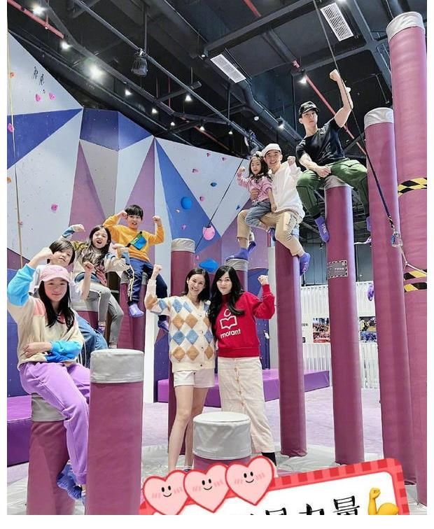 《爸爸5》萌娃重聚 Jasper与小泡芙玩游戏气氛欢乐