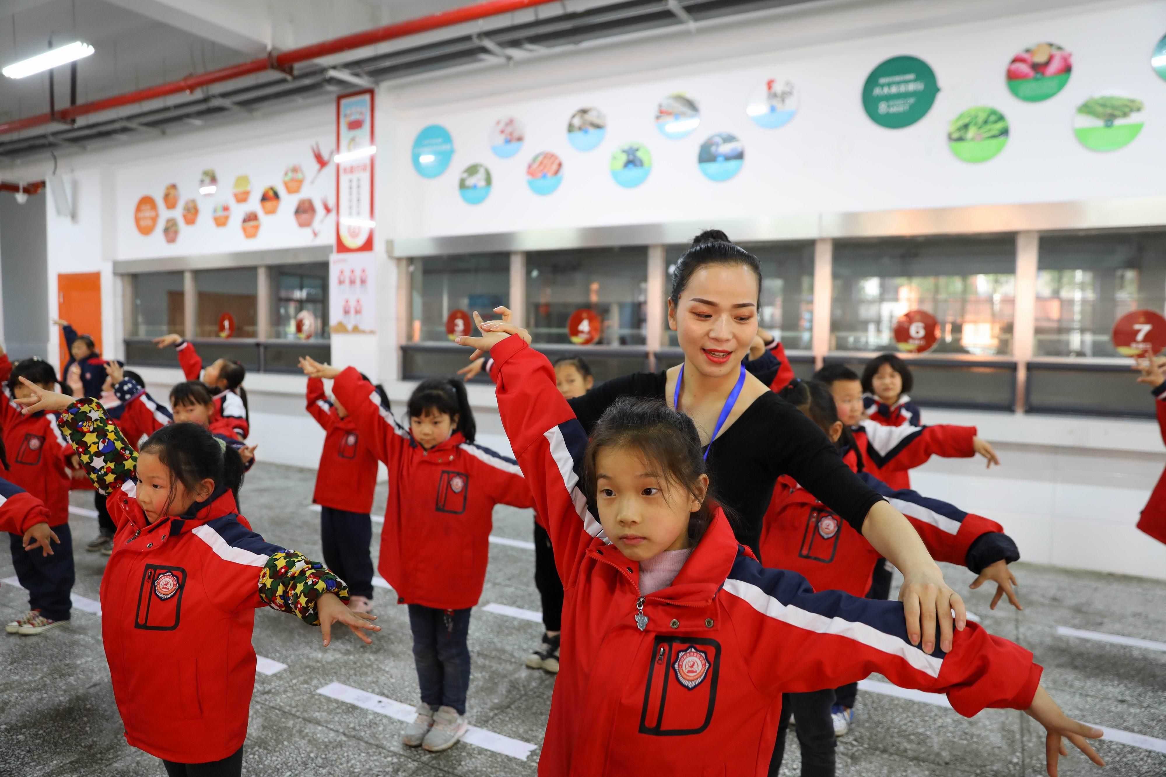 鹤峰城区两所学校启动校内课后服务 破解“三点半难题”